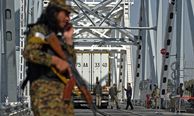 Taliban bans Afghans from using foreign currencies