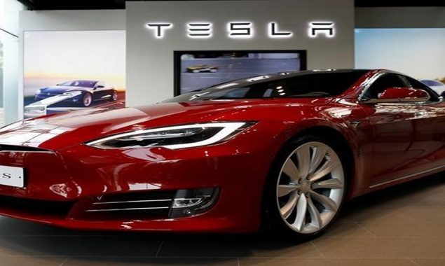 Tesla drivers back behind wheel after server problem: Musk