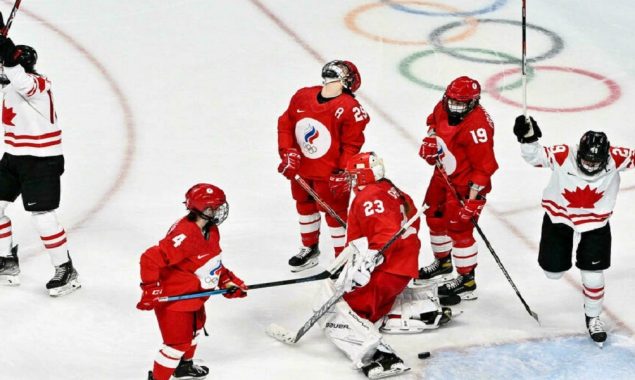 Olympic hockey players wear Covid face masks during match