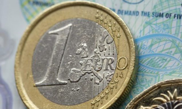 Euro sinks against pound on Ukraine turmoil