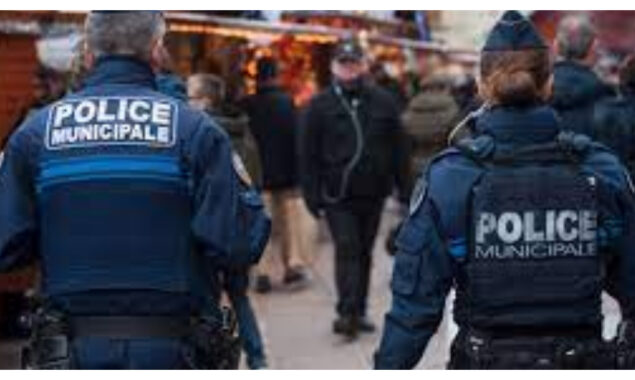 French police arrest three Eiffel Tower tourist tricksters