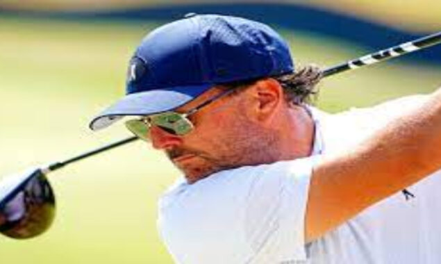 Mickelson battles: McIlroy trails U.S. Open pioneer Hadwin by one