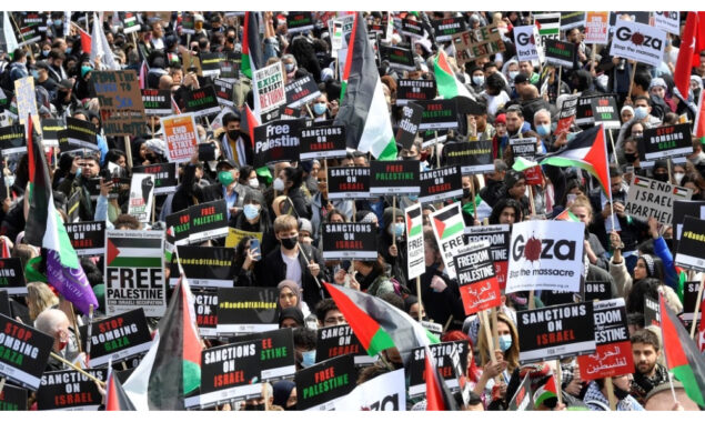 ‘Battle of flags’ flares in Israel-Palestinian conflict