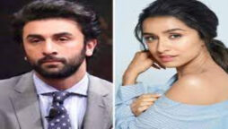 Ranbir Kapoor kneeled in front of Shraddha Kapoor for Luv Ranjan