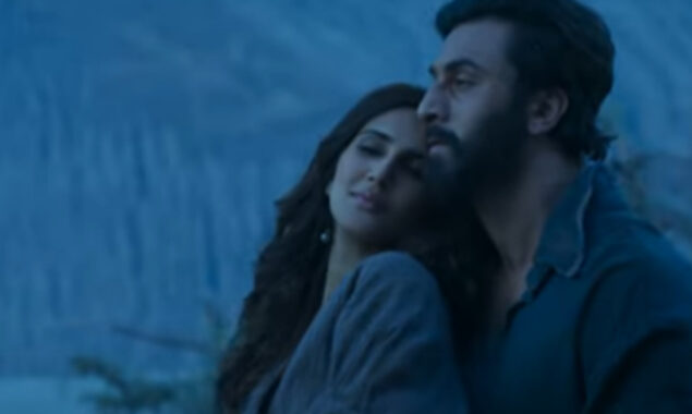 Ranbir Kapoor and Vaani Kapoor romance on Shamshera song Fitoor