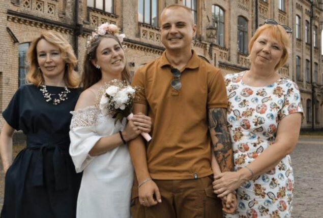 Ukrainian soldiers marry despite war uncertainty