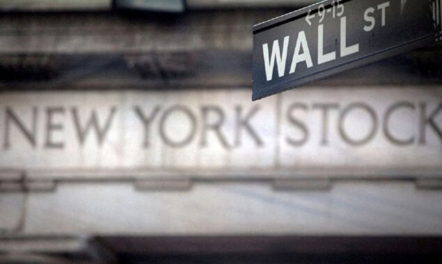 Wall Street declines in response to economic data and profits