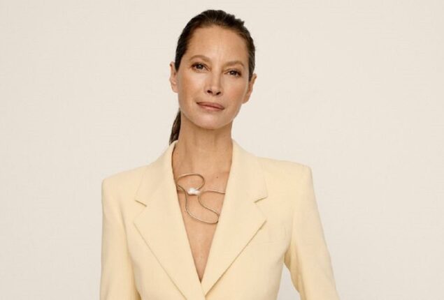 Christy Turlington displays her dedication to fitness with a stunning yoga pose