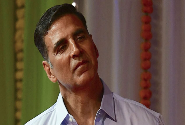 Akshay Kumar grooves to ‘Main Khiladi Tu Anari’ after 28 years