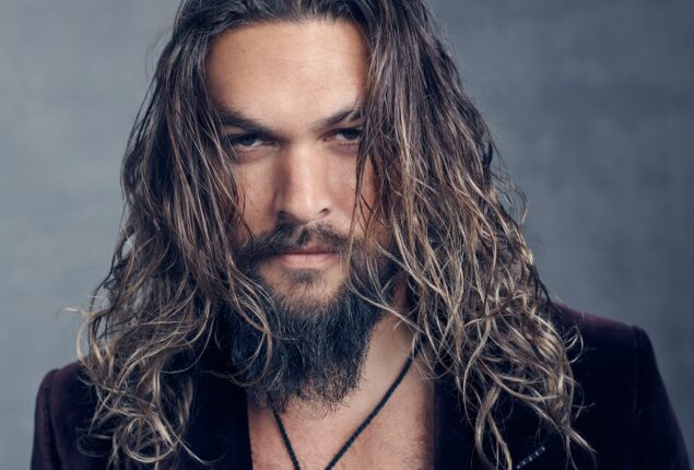 Jason Momoa stuns passengers on a flight