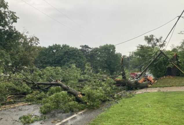 Michigan: 381Ka people lost power following a storm with gusts of 70 mph