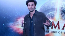 Ranbir Kapoor celebrates his birthday with fans 