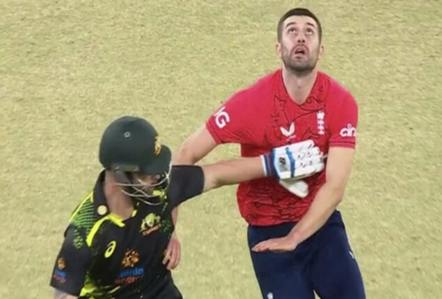 Matthew Wade blocks Mark Wood from taking catch
