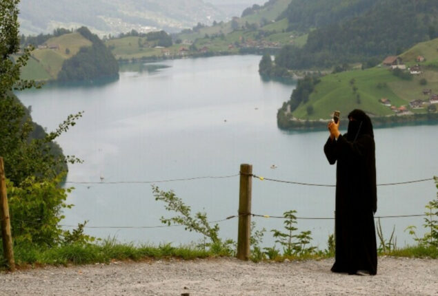 Swiss government wants to pass bill that would fine burqa ban violators $1,000