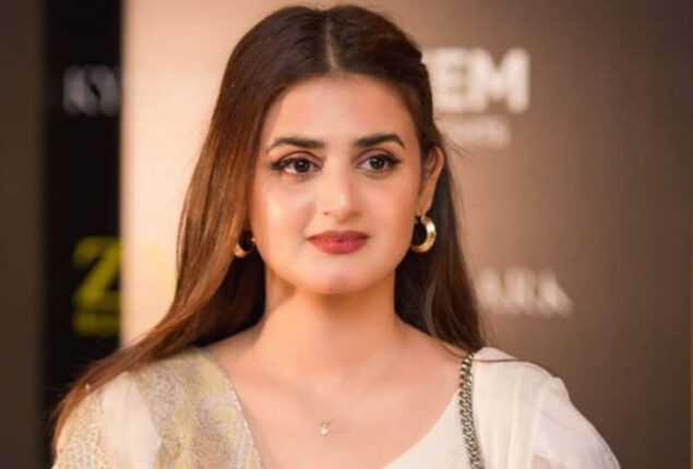 Hira Mani narrowly escaped falling while entering the show