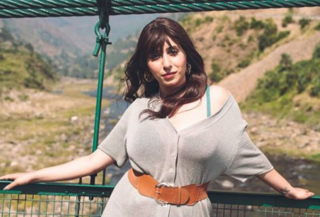 Watch: Neha Bhasin dances at her 40th birthday bash