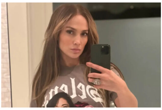 Jennifer Lopez pays tribute to Salena For 25 year singing career