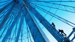 Florida Ferris wheel breaks down with over 60 passengers