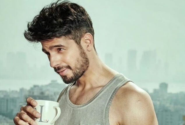 Sidharth Malhotra responds wittily when requested to take a solo photo
