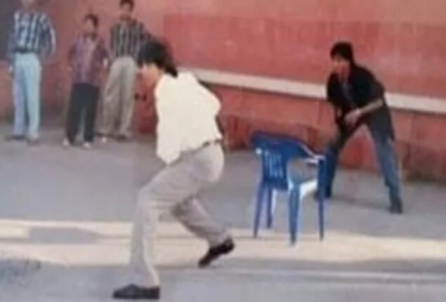SRK and Akshay Kumar plays cricket in 26 year old pic from sets