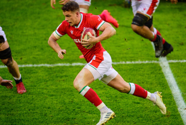 Six Nations: Welsh athletes meet as England is threatened by a strike