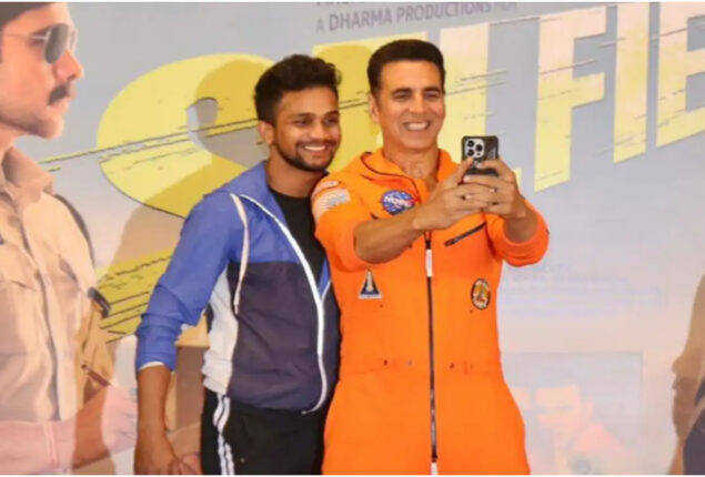 Akshay Kumar broke the Guinness World Record for most self portrait
