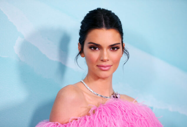 Kendall Jenner fans accused her for photoshop fail