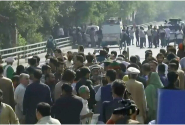 Zaman Park: IHC fixes Imran’s bail plea for tomorrow as workers-police clash continues