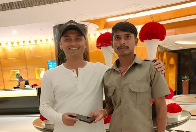 Honest Taxi Driver Returns Lost Phone, Earns Admirers