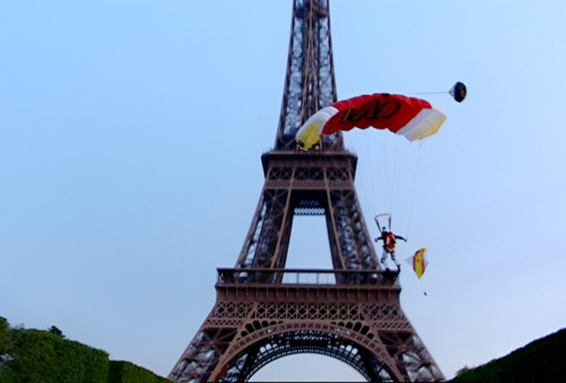 Man Arrested After Parachute Jump from Eiffel Tower