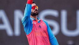 Kohli shows team spirit by serving drinks to teammates