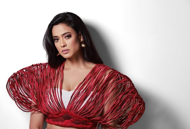 Shweta Tiwari Looks Stunning In Latest Pictures