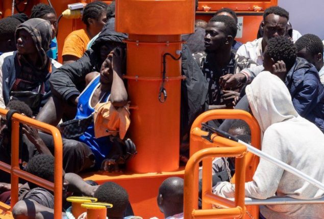 migrants lands in Canary Islands