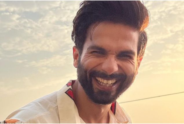 Shahid Kapoor Put Up Posters for His Film “Ishq Vishk” Before Release