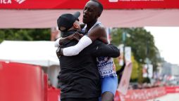 Kenyan breaks men’s marathon world record in Chicago