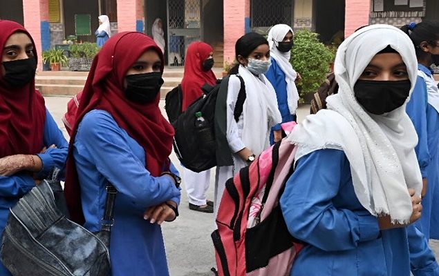 Punjab govt makes wearing face masks mandatory in smog affected divisions
