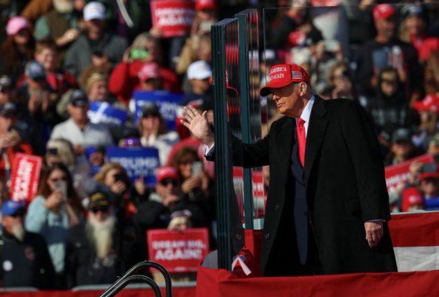 Donald Trump criticizes Democrats as presidential race enters final stage