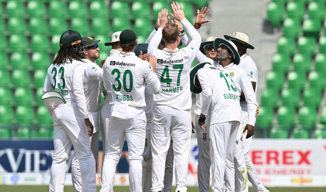 Pakistan's top order collapses again as South Africa leads by 71