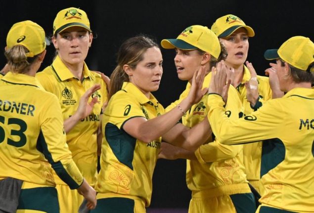 Australia crush New Zealand in World Cup opener