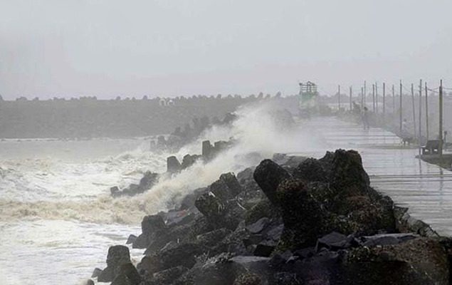 Arabian sea brings dry heat and strong winds to Karachi